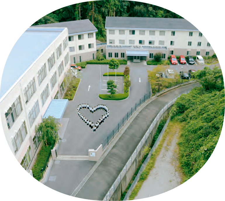 信貴山のふもとに建つ校舎