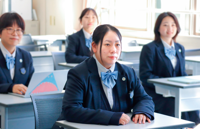 教室で授業を受ける学生