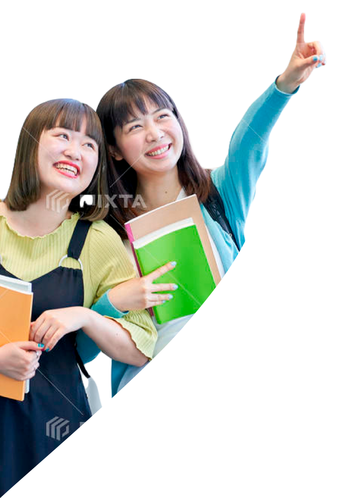 上を指さして笑う2人の学生