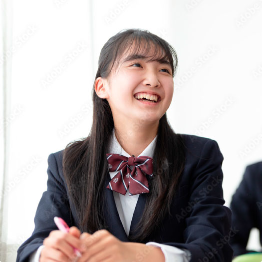 笑顔で授業を受ける高校生