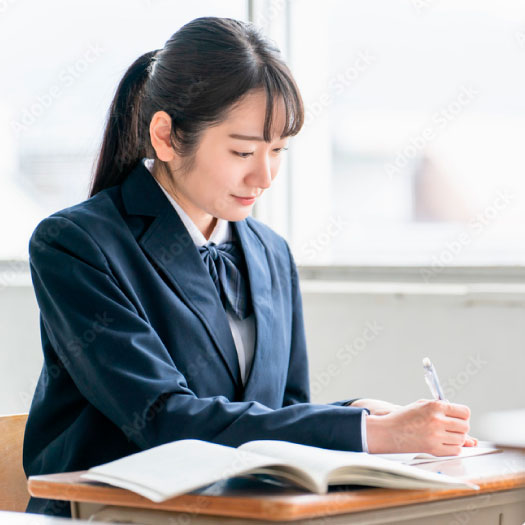 机に向かって勉強する高校生